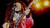 Reggae-Musiker Bob Marley spielt auf der Gitarre und singt auf einem seiner letzten Konzerte im Juni 1980 in Dijon, Frankreich