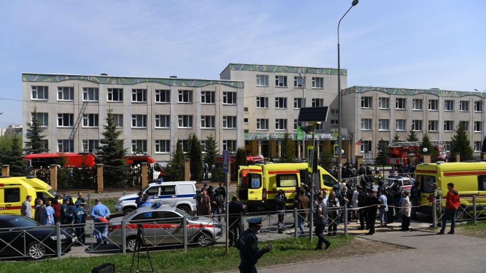 Russland, Kasan: Bewaffnete Einsatzkräfte gehen zum dem Gymnasium Nummer 175