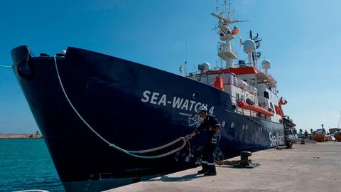 Ein Crew-Mitglied löst das Tau der Sea Watch 4 im Hafen von Burriana. Das Schiff bricht zu einem neuen Rettungseinsatz auf.