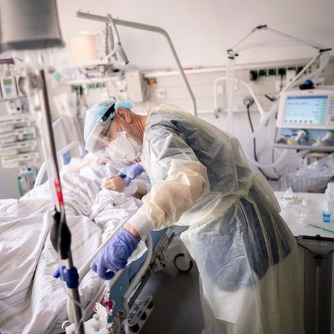 Ein Intensivpfleger arbeitet auf der Intensivstation des Krankenhauses Bethel Berlin an einer an Covid-19 erkrankten Patientin
