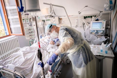 Ein Intensivpfleger arbeitet auf der Intensivstation des Krankenhauses Bethel Berlin an einer an Covid-19 erkrankten Patientin