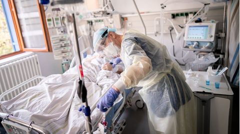 Ein Intensivpfleger arbeitet auf der Intensivstation des Krankenhauses Bethel Berlin an einer an Covid-19 erkrankten Patientin