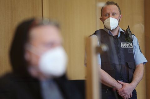 Der Angeklagte (l.) sitzt im Aachener Gerichtssaal vor Justizangestellten