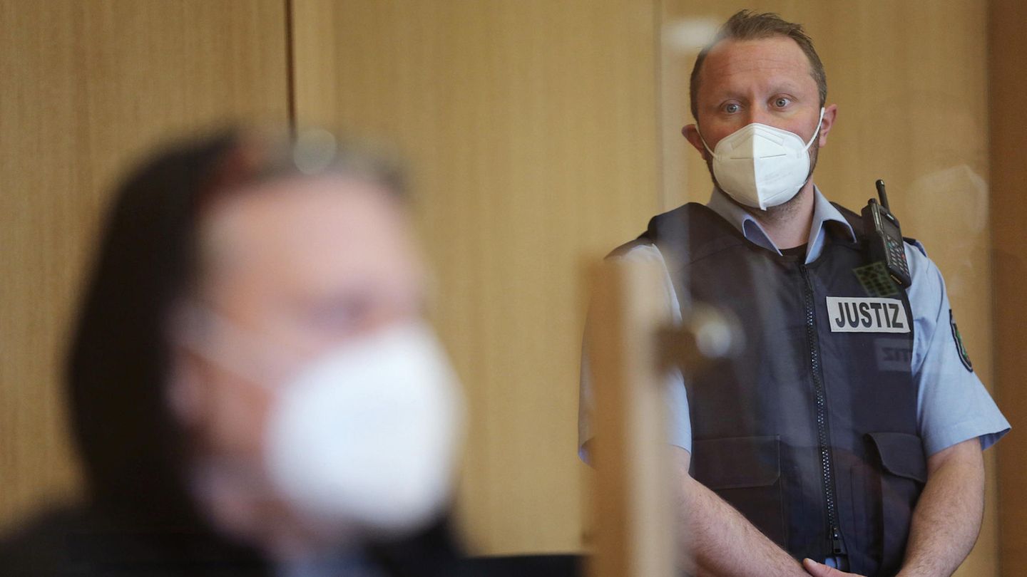 Der Angeklagte (l.) sitzt im Aachener Gerichtssaal vor Justizangestellten