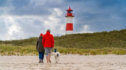 An Deutschlands nördlichstem Punkt: Spaziergänger am Strand des Ellenbogen auf Sylt.