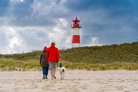 An Deutschlands nördlichstem Punkt: Spaziergänger am Strand des Ellenbogen auf Sylt.