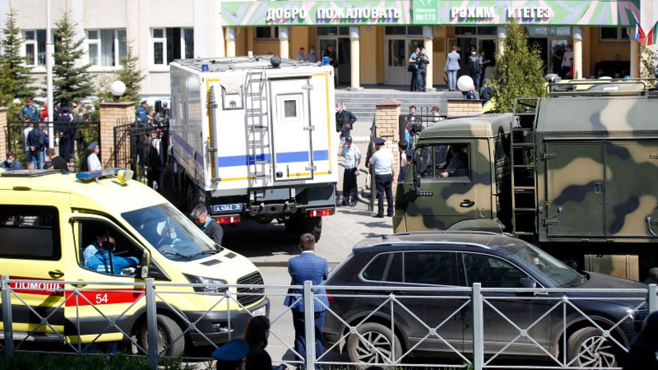 Russland, Kasan: Ein Krankenwagen und Polizeifahrzeuge stehen nach einem Angriff mit Schusswaffen vor einer russischen Schule