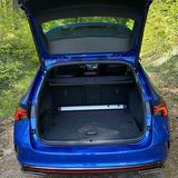 Die Heckklappe schwingt weit auf und die breite Ladeluke ermöglicht ein entspanntes Beladen