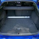 Der Kofferraum fasst 640 Liter, legt man die Lehnen der Rücksitzbank um, wächst das Volumen auf 1.700 Liter