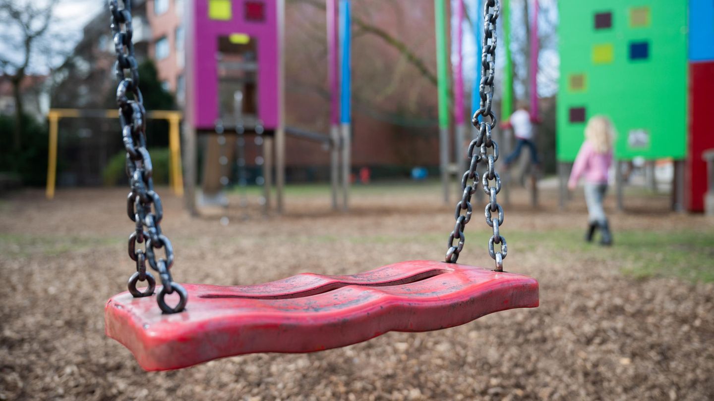 Eine Schaukel hängt auf einem Kinderspielplatz