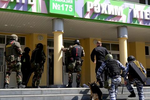 Russland, Kasan: Spezialeinheit der russischen Polizei nach einem Angriff auf eine Schule