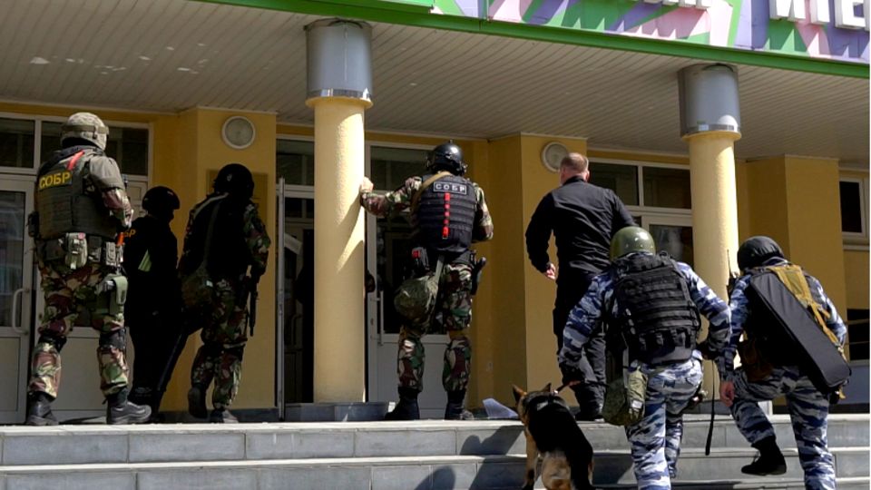 Russland, Kasan: Spezialeinheit der russischen Polizei nach einem Angriff auf eine Schule