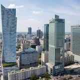 Warschau, Polen: Złota 44 (2016)  Als Daniel Libeskind kurz nach dem Zweiten Weltkrieg im polnischen Łódź geboren wurde, lag Warschau noch in Schutt und Asche. Jahrzehnte später ragt neben dem Kulturplast das von ihm entworfene 192 Meter hohe Wohnhochhaus in den Himmel.