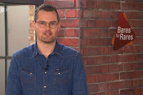 Kapitän Fabian Krieg aus Hamburg steht im Studio von Bares für Rares und schaut in die Kamera