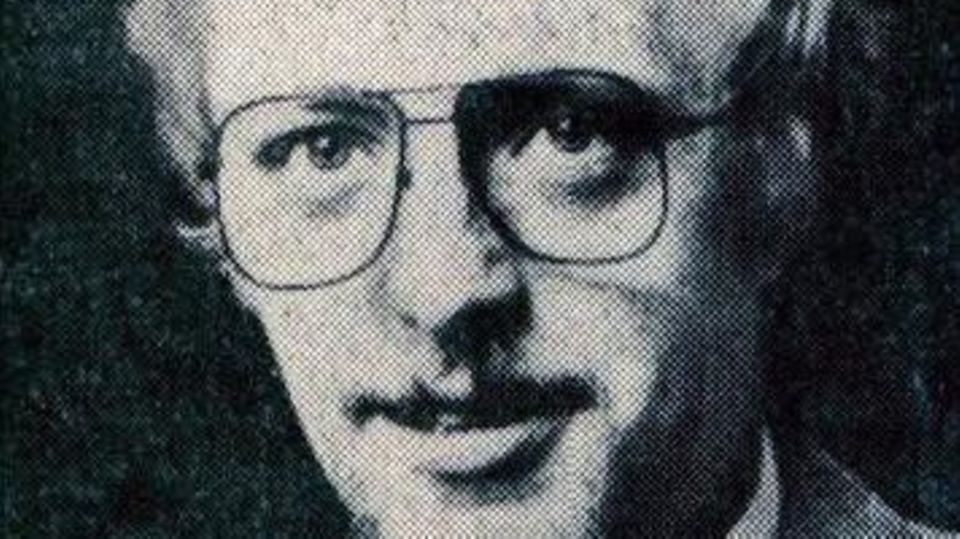 Auf einem Schwarzweiß-Foto ist Herbert Kahrs zu sehen, er trägt Bart und Brille