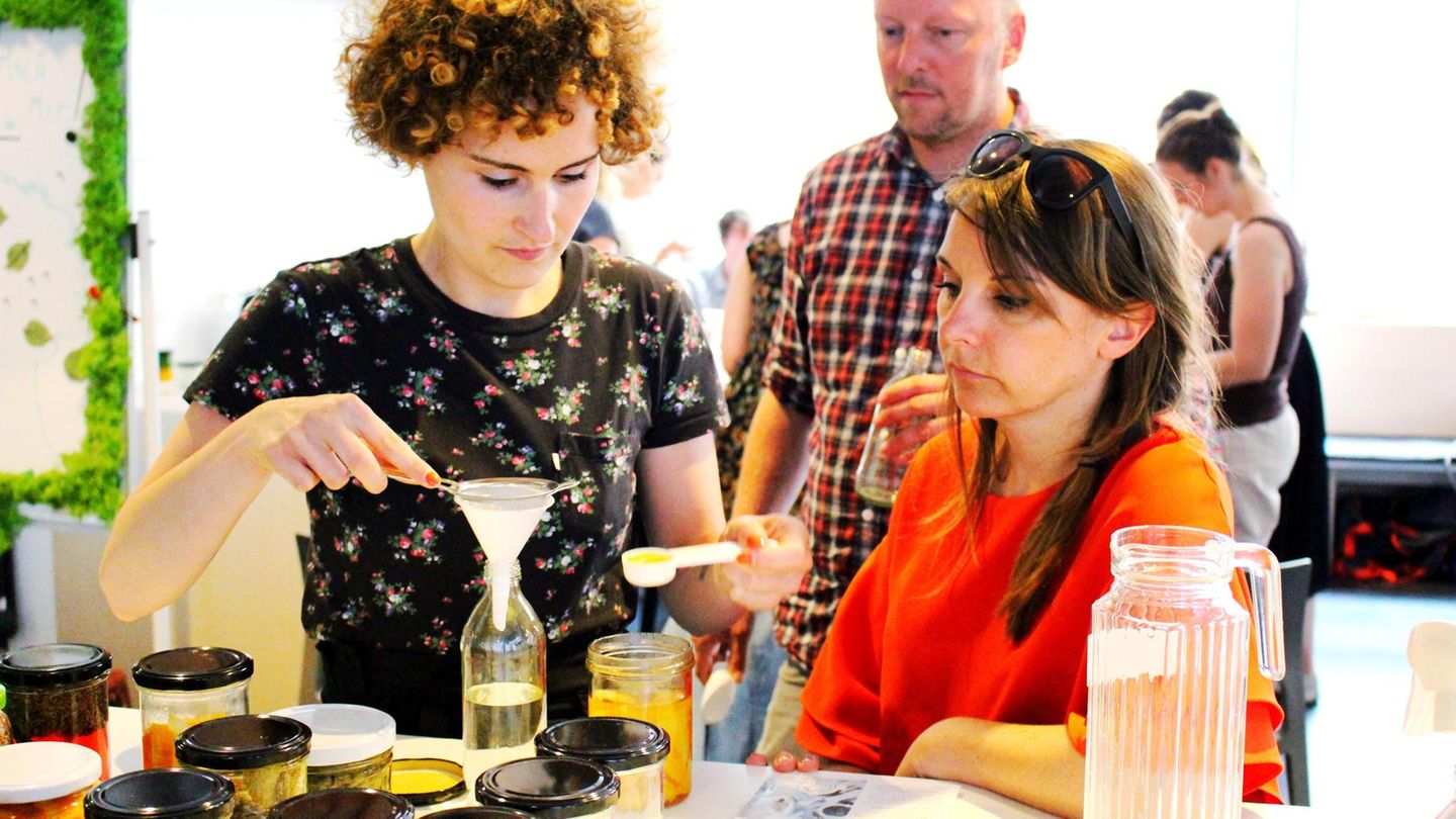 Bei einem Workshop zeigt Lucie Böhme Interessierten, wie Putzmittel gemischt werden