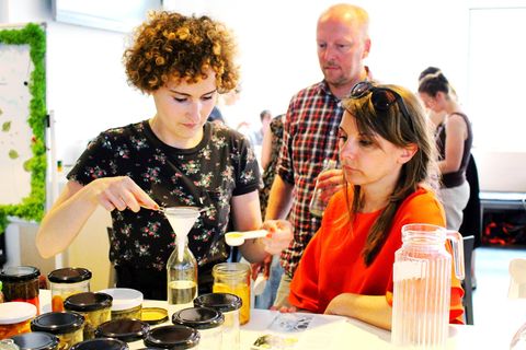 Bei einem Workshop zeigt Lucie Böhme Interessierten, wie Putzmittel gemischt werden