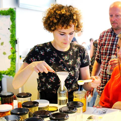Bei einem Workshop zeigt Lucie Böhme Interessierten, wie Putzmittel gemischt werden