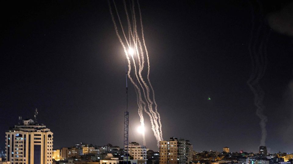 Raketen werden aus dem Gaza-Streifen in Richtung Israel abgefeuert