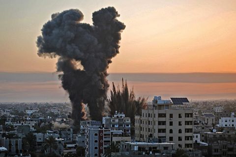 Rauch stieg über Khan Yunis im Gazasteifen auf