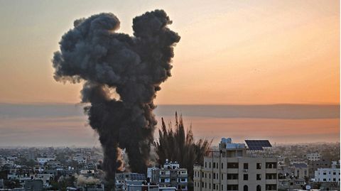 Rauch stieg über Khan Yunis im Gazasteifen auf