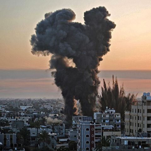 Rauch stieg über Khan Yunis im Gazasteifen auf