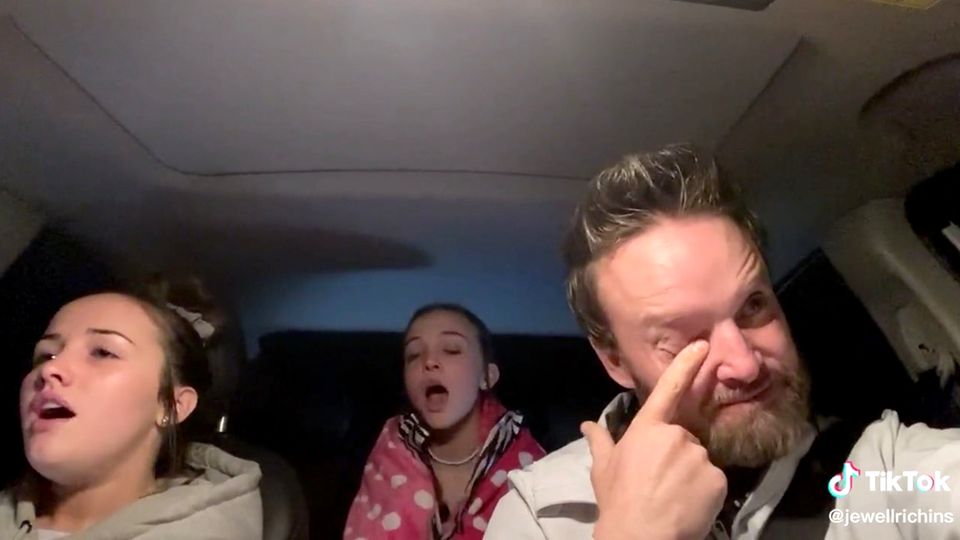 @jewellrichins auf Tiktok: Töchter singen im Auto und rühren ihren Vater zu Tränen.