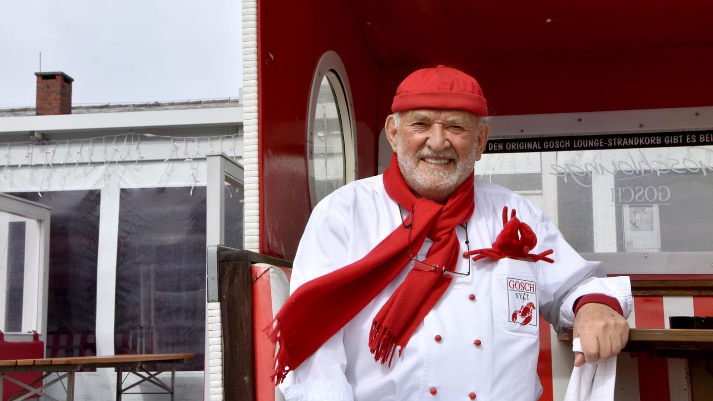 Promi-Gastronom Jürgen Gosch vor seinem Restaurant im Hafen von List auf Sylt