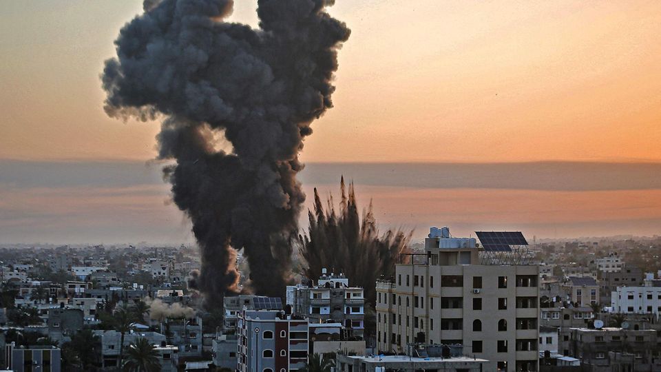 Schwarzer Rauch steigt nach einer Reihe von israelischen Luftangriffen auf Khan Yunis im südlichen Gazastreifen auf