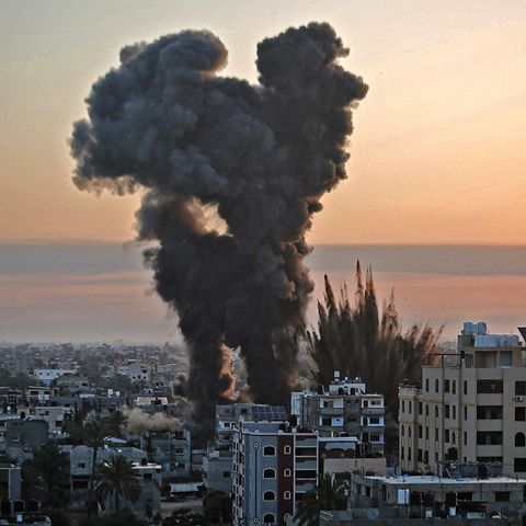 Schwarzer Rauch steigt nach einer Reihe von israelischen Luftangriffen auf Khan Yunis im südlichen Gazastreifen auf