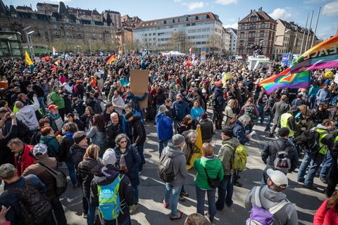 Hunderte Demonstranten der Initiative Querdenken versammeln sich auf dem Stuttgarter Marienplatz