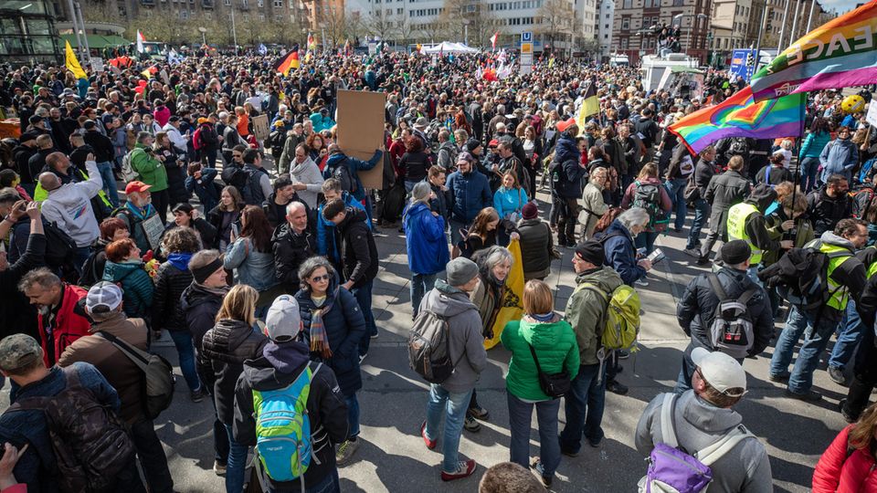 Hunderte Demonstranten der Initiative Querdenken versammeln sich auf dem Stuttgarter Marienplatz