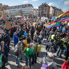 Hunderte Demonstranten der Initiative Querdenken versammeln sich auf dem Stuttgarter Marienplatz