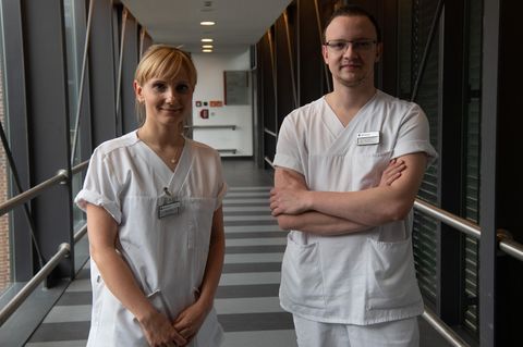 Marie Sohn und Philipp Wiemann stehen nebeneinander und lächeln in die Kamera