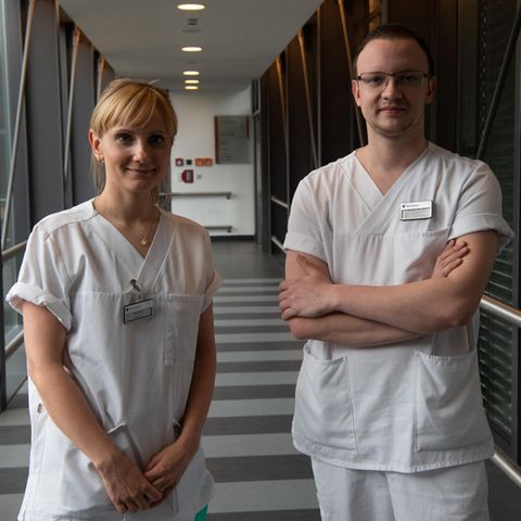 Marie Sohn und Philipp Wiemann stehen nebeneinander und lächeln in die Kamera