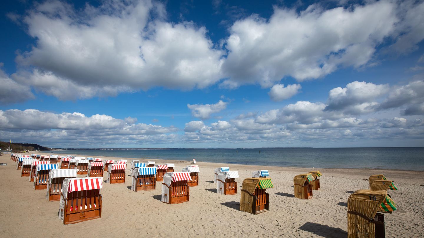 Strandkörbe auf einem  fast menschenleeren Strand an der Ostsee