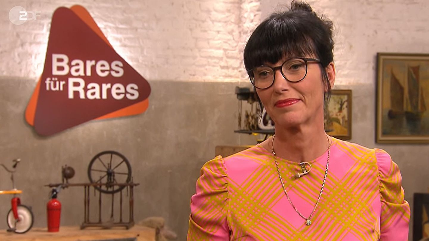 Heide Rezepa-Zabel steht im Studio von Bares für Rares in Pulheim am Expertentisch