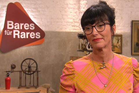 Heide Rezepa-Zabel steht im Studio von Bares für Rares in Pulheim am Expertentisch