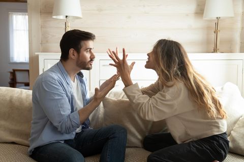 Pärchen sitzt auf dem Sofa und streitet sich