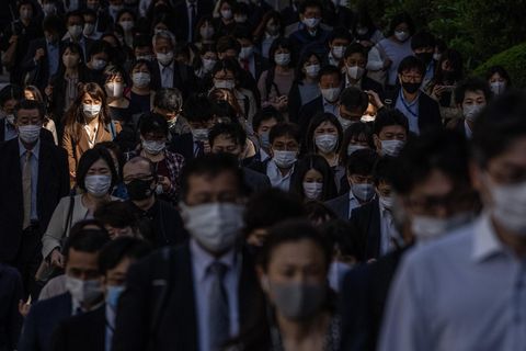 Menschen mit Mund-Nase-Schutz in Tokio, Japan