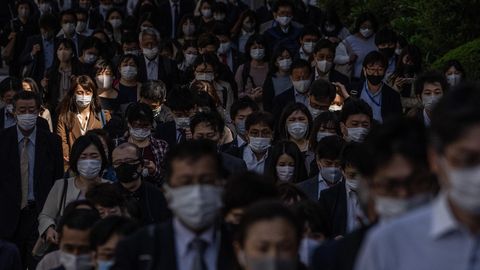 Menschen mit Mund-Nase-Schutz in Tokio, Japan