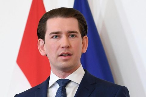 Sebastian Kurz gestikuliert und blickt in die Kamera