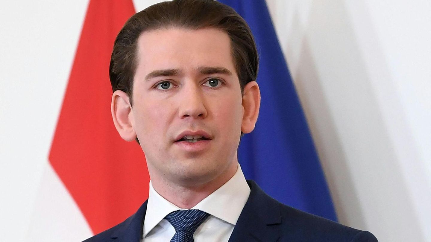 Sebastian Kurz gestikuliert und blickt in die Kamera