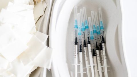 Aufgezogene Spritzen mit Covid-19-Impfstoff