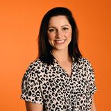 Bine, 33, aus Berlin  "Schon lange fehlt die Sichtbarkeit von LGBTQIA+ Personen bei Dating-Formaten. In der Szene ist die Nachfrage aber da! Normalisieren dieser Sexualitäten hilft vor allem auch jungen Menschen, sich besser identifizieren zu können", sagt sie. 