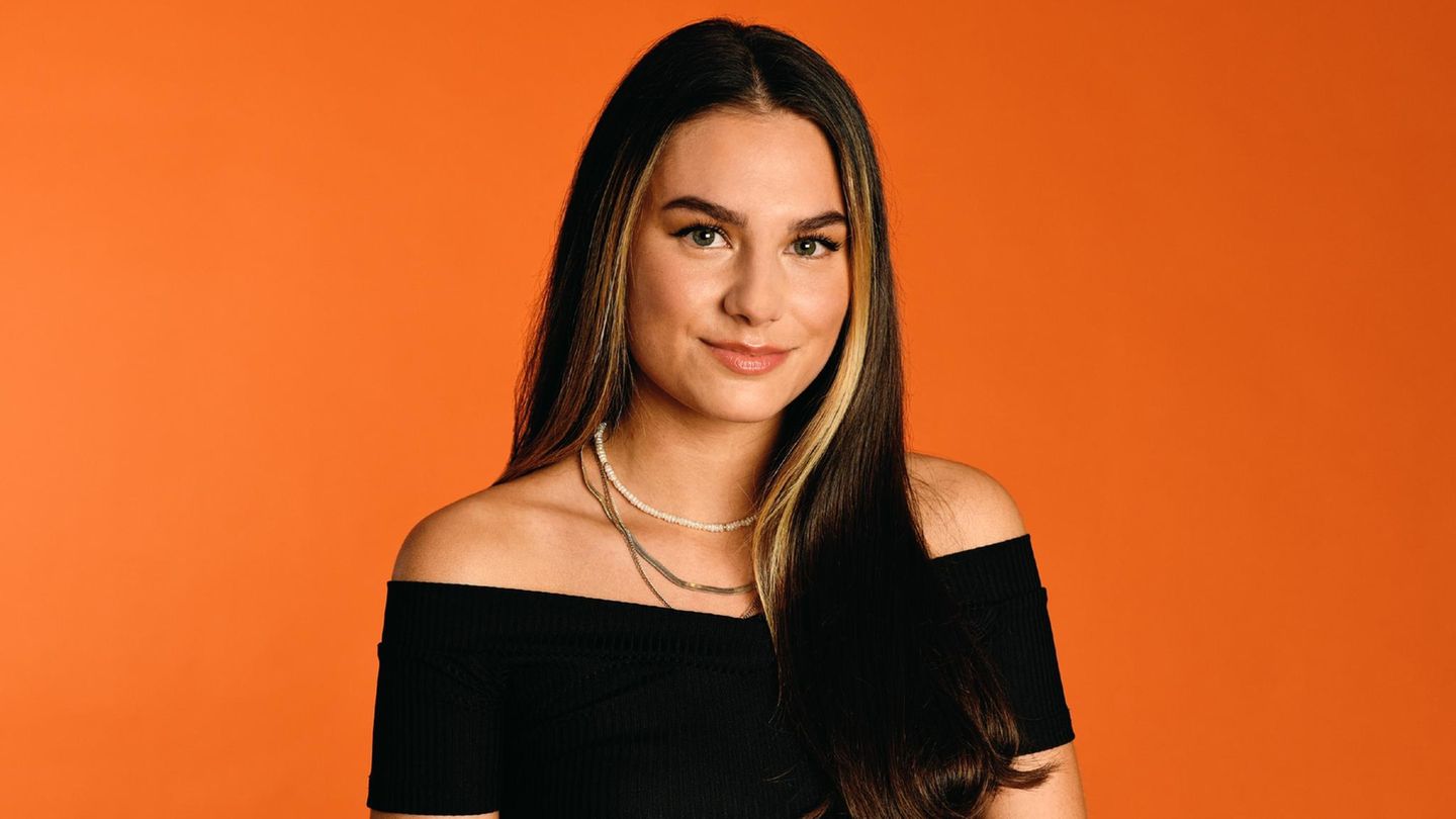 Lou, 21, aus Saarbrücken  "Ich möchte das Format 'Princess Charming' unterstützen, um zu zeigen, dass auch sehr feminine Frauen Teil unserer Community sind und hoffe natürlich, hier meine große Liebe zu finden."