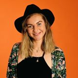 Sandra, 31, aus Ratingen  "Oft verlieren sich Frauen in meinen blauen Augen – vor allem wenn sie durch die Sonne erhellt werden. Und in mir brennt ein helles Licht, womit ich jede Frau erhelle!"