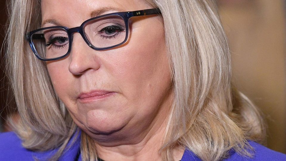 Liz Cheney von Donald Trump aus der Fraktionsführung gedrängt Liz Cheney schaut nachdenklich