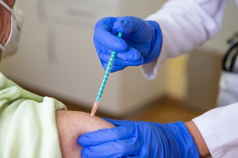Arzt verabreicht einem Patienten eine Impfung