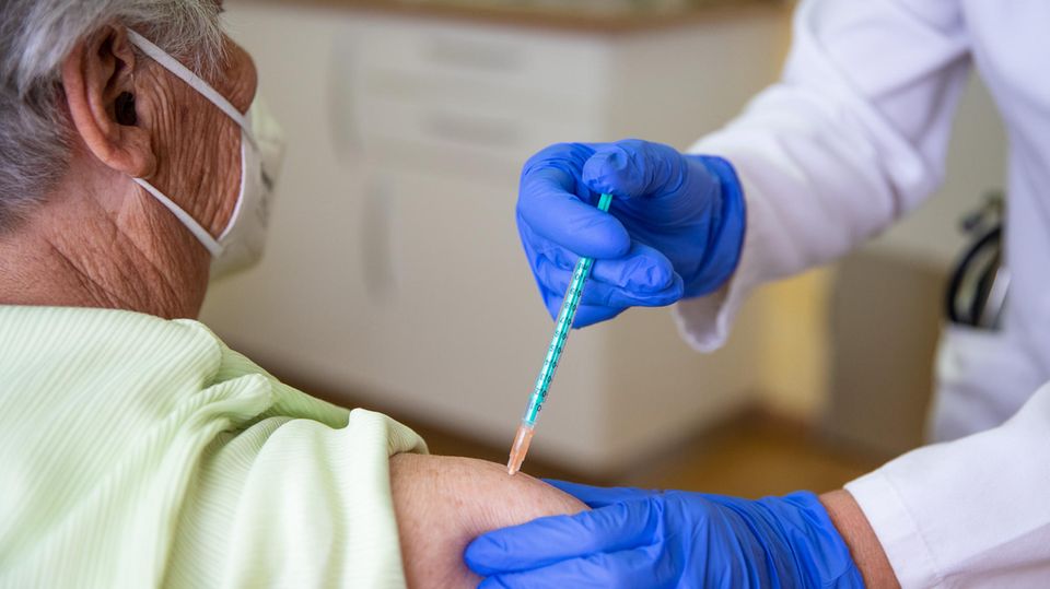 Arzt verabreicht einem Patienten eine Impfung
